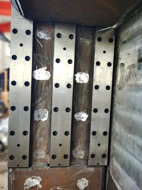 Material pressing mechanism